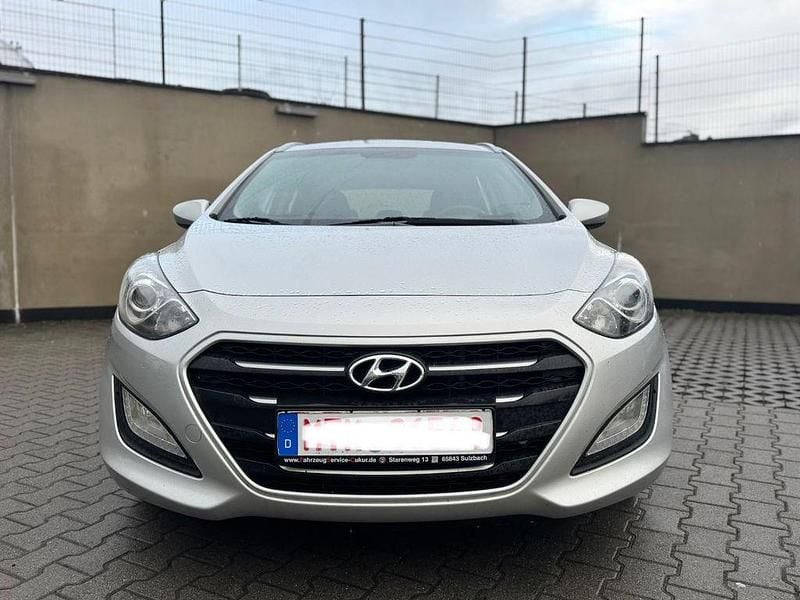 Gebraucht Hyundai i30 Trend 110 PS (80 kW) 2015 Silber Kombi