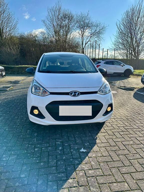 Weiß Gebraucht 2016 Hyundai i10 Kleinwagen | 5.499 € (Guter Preis) - Bild 1/4