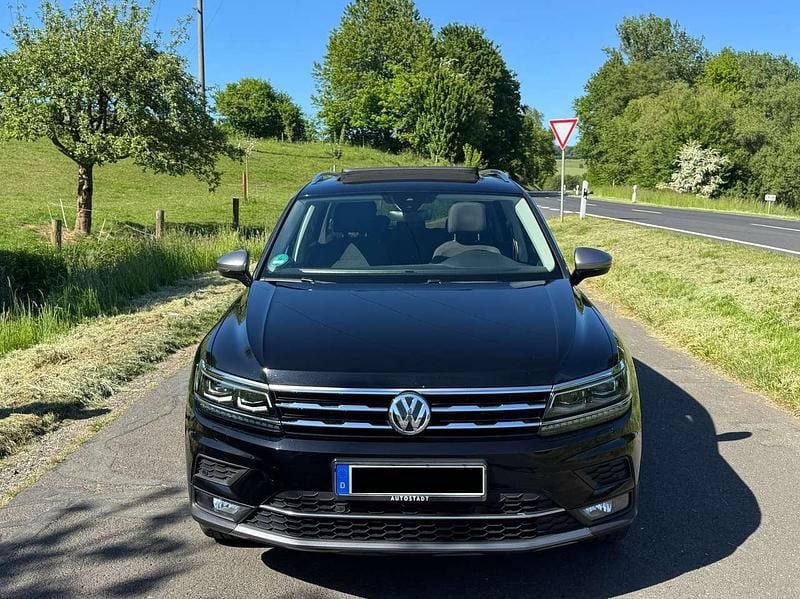 Schwarz Gebraucht 2018 VW Tiguan Allspace Comfortline SUV | 23.500 € (Superpreis) - Bild 1/4