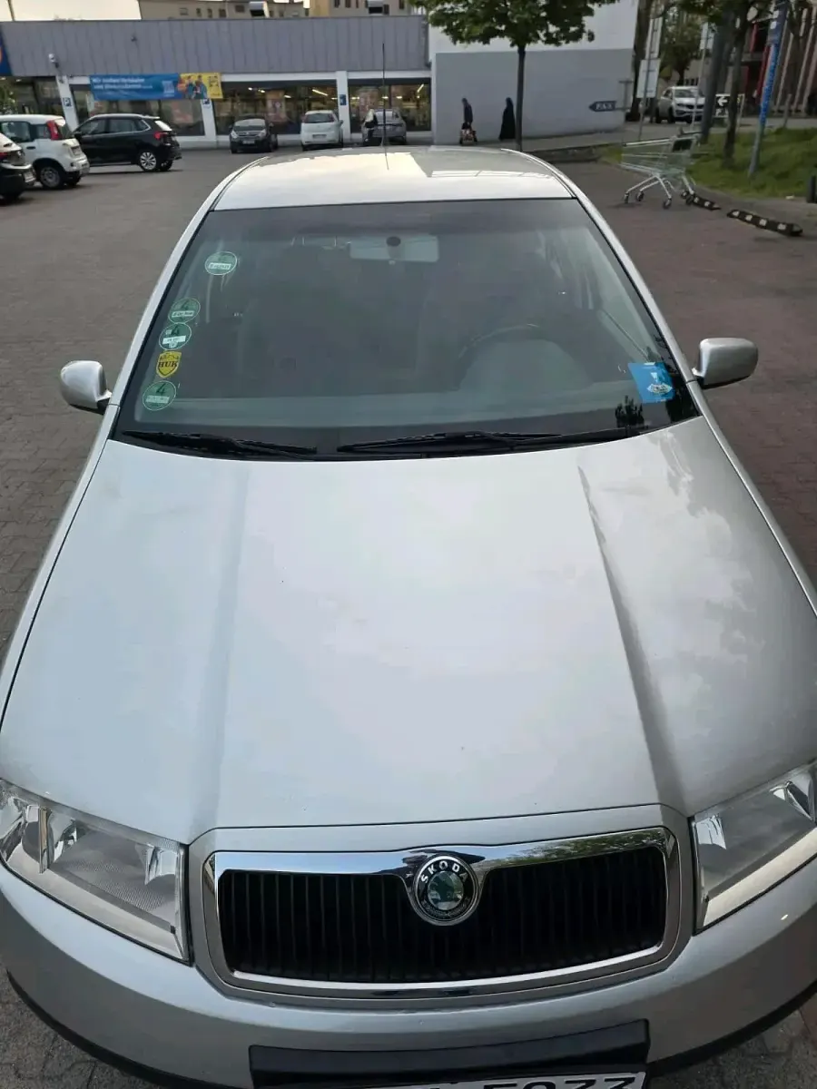 Używany Skoda Fabia 80 KM (58 kW) 2004 Srebrny Sedan/Limuzyna