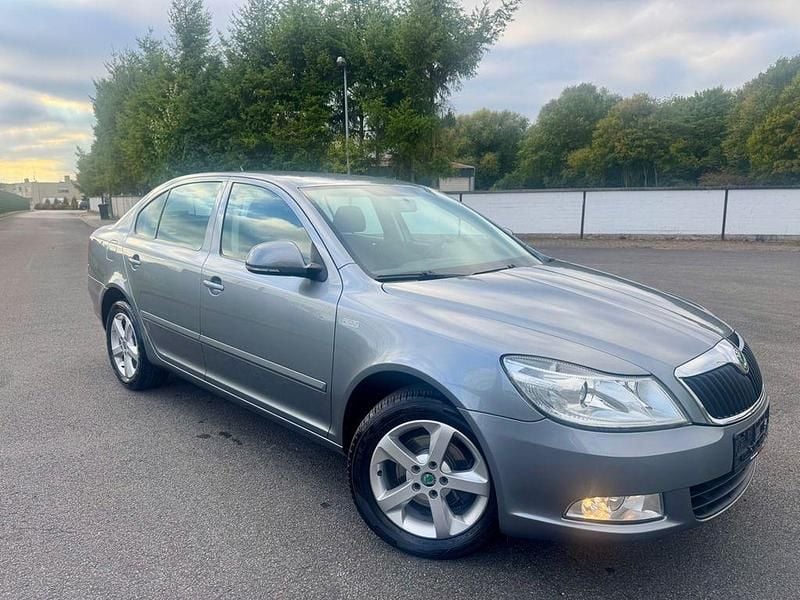 Grau Gebraucht 2012 Skoda Octavia Family Limousine | 6.999 € (Guter Preis) - Bild 1/4