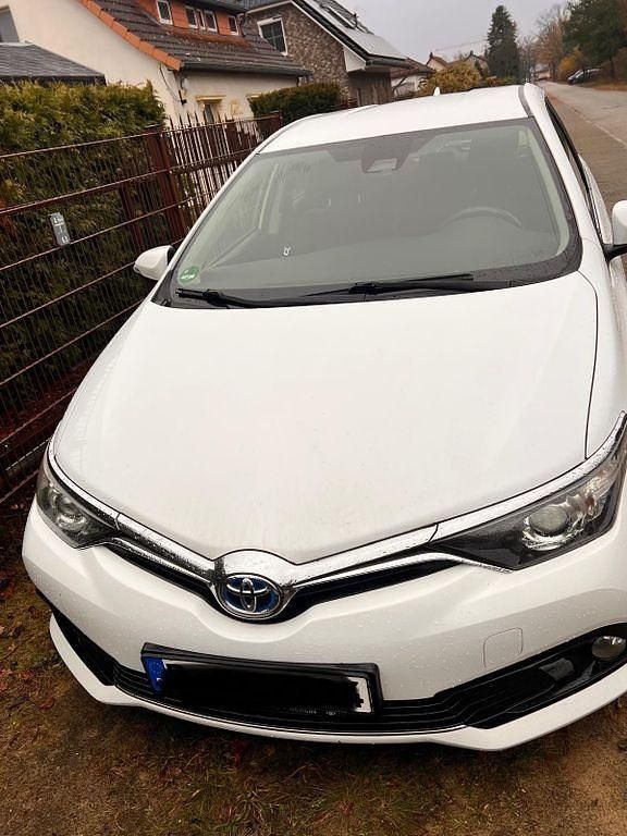 Weiß Gebraucht 2016 Toyota Auris Hybrid Edition-S Limousine | 9.850 € (Superpreis) - Bild 1/4