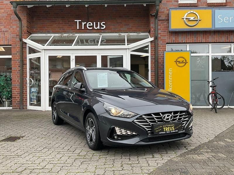 Grau Gebraucht 2023 Hyundai i30 Edition 30 Kombi | 18.880 € (Etwas zu teuer) - Bild 1/4
