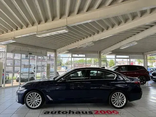 Gebraucht BMW 545e Luxury Line 394 PS (289 kW) 2021 Tansanitblau Limousine