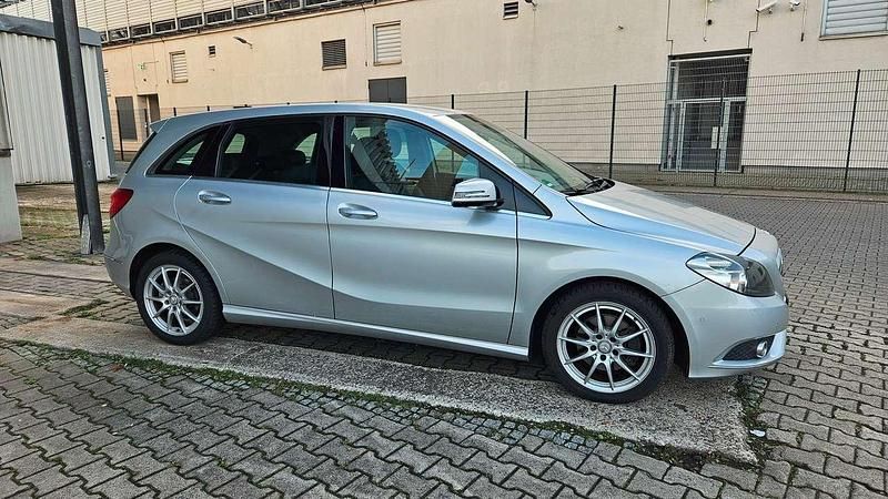 Gebraucht Mercedes B200 156 PS (114 kW) 2012 Polarsilber Van / Kleinbus