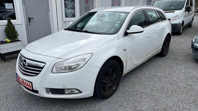 Gebraucht Opel Insignia Edition 131 PS (96 kW) 2012 Weiß Kombi