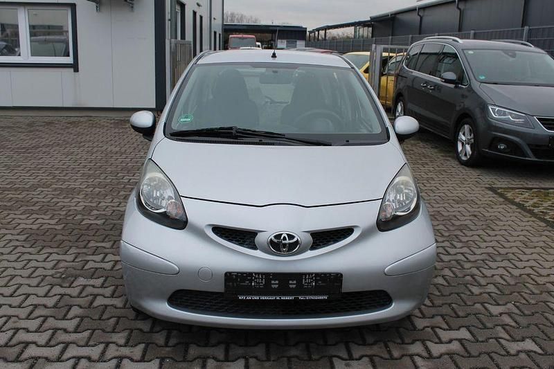 Silber Gebraucht 2008 Toyota Aygo Kleinwagen | 2.950 € (Fairer Preis) - Bild 1/4