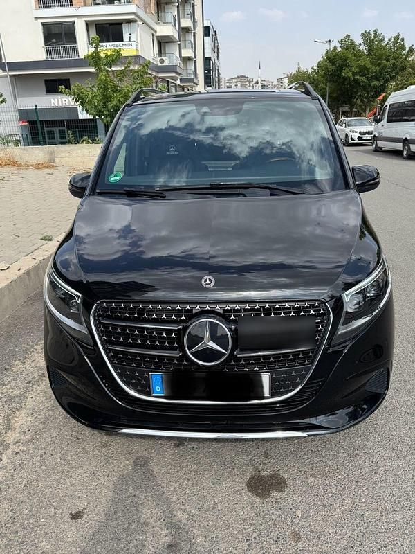 Schwarz Gebraucht 2018 Mercedes V250 Van / Kleinbus | 47.500 € - Bild 1/4