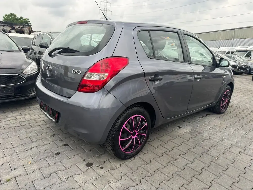 Gebraucht Hyundai i20 Comfort 77 PS (56 kW) 2010 Grau Kleinwagen