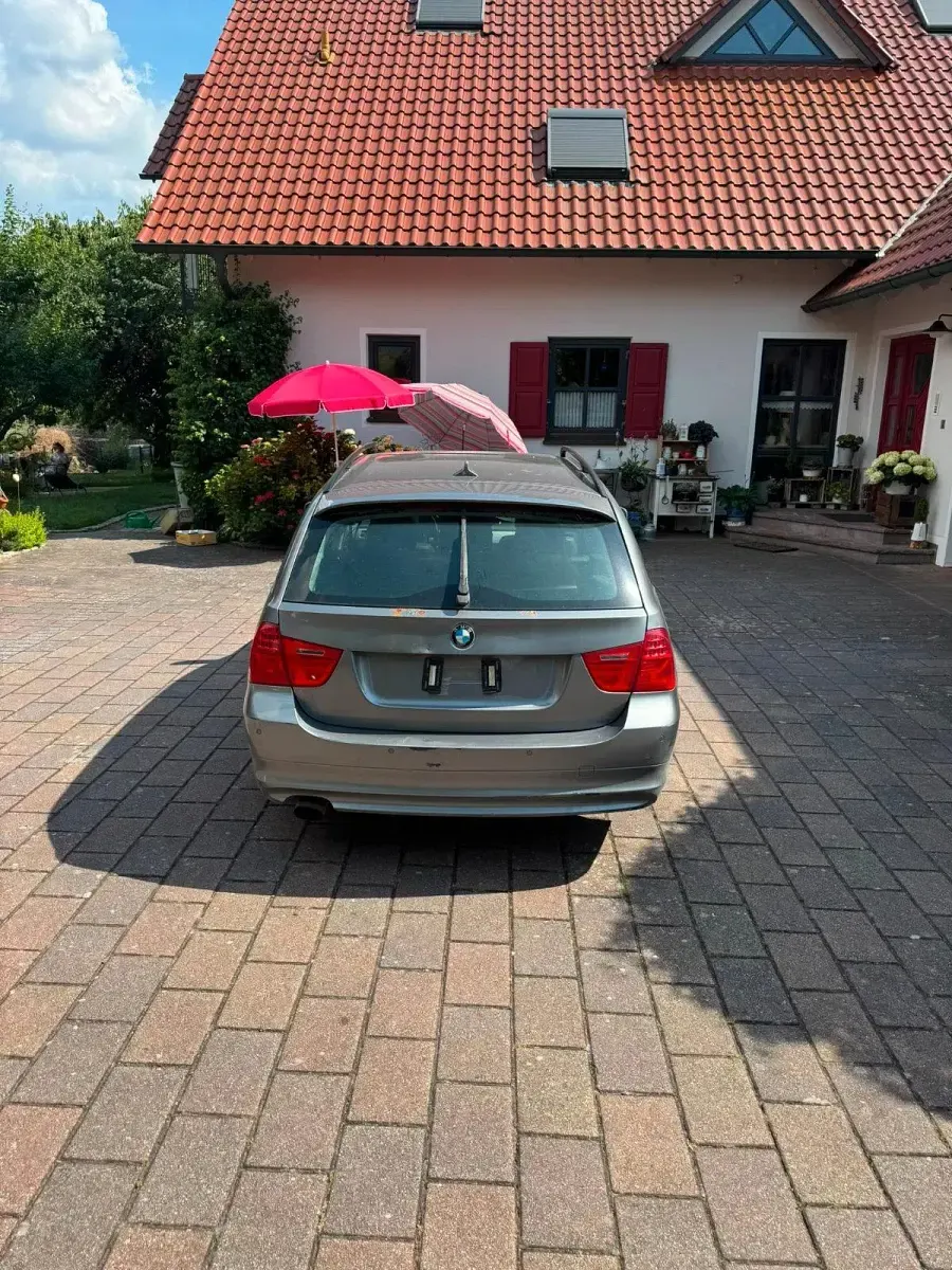 Gebraucht BMW 318 143 PS (105 kW) 2009 Grau Kombi