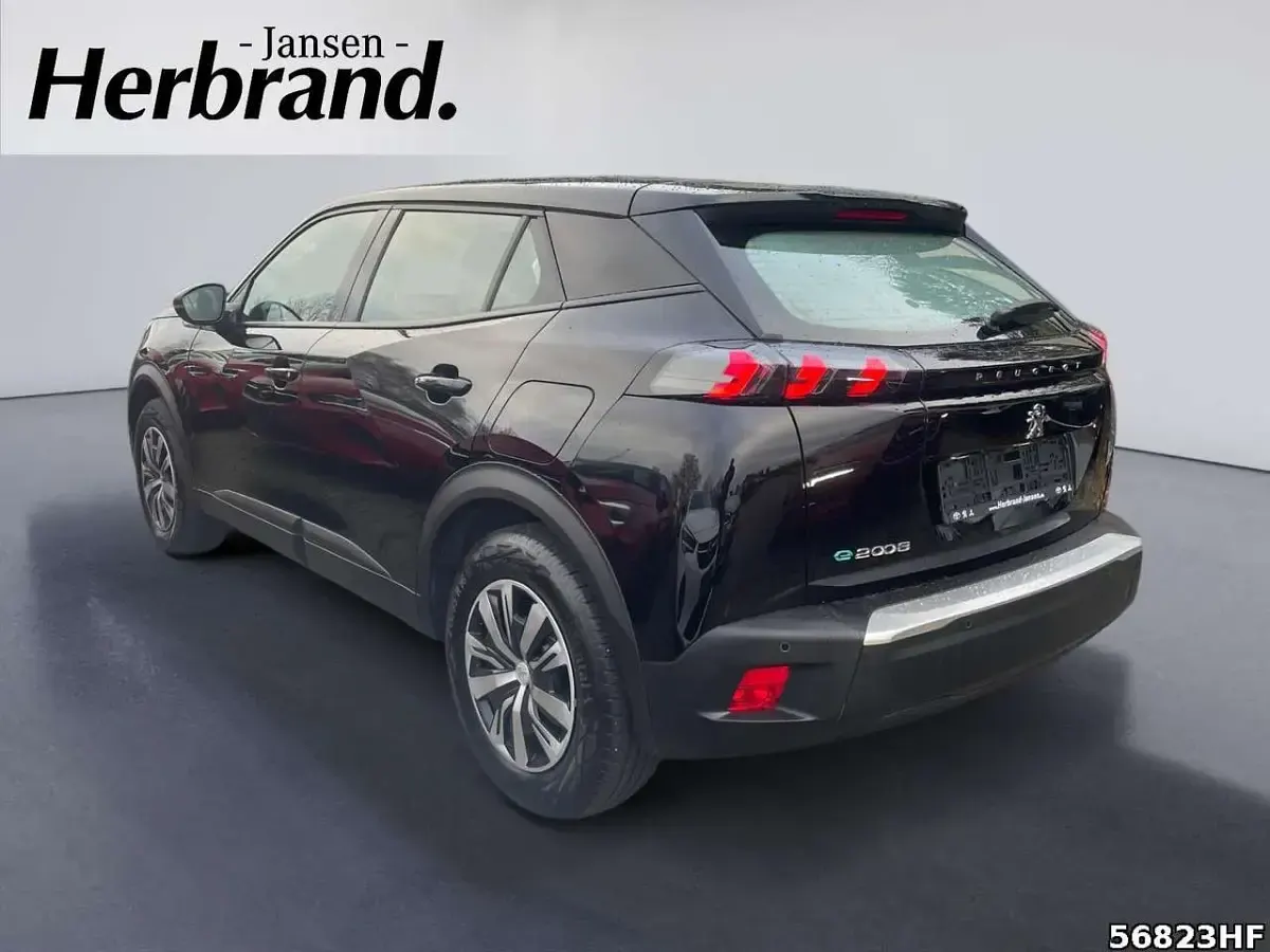 Gebraucht Peugeot e-2008 Active 100 kW (136 PS) 2021 Lackierung schwarz perla nera/ SUV