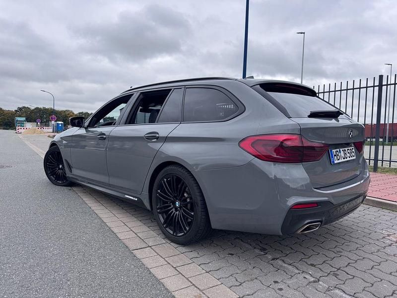 Grau Gebraucht 2017 BMW 520 M Sport Kombi | 21.000 € (Teuer) - Bild 1/4
