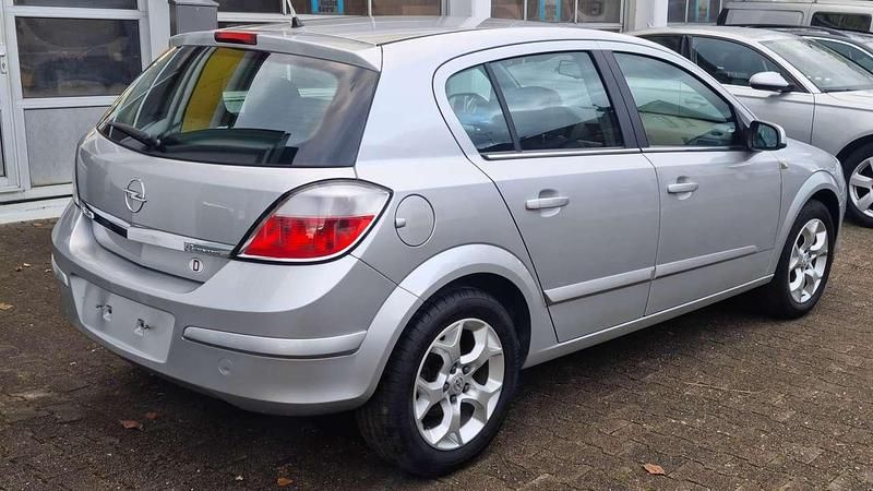 Second-hand Opel Astra Basis 105 CP (77 kW) 2006 Argintiu Berlinǎ