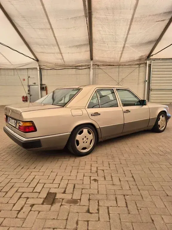 Gebraucht Mercedes 230 132 PS (97 kW) 1990 Gold Limousine