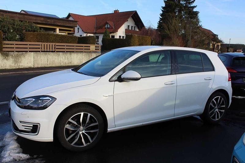 Gebraucht VW e-Golf 100 kW (136 PS) 2020 Pure white Kleinwagen