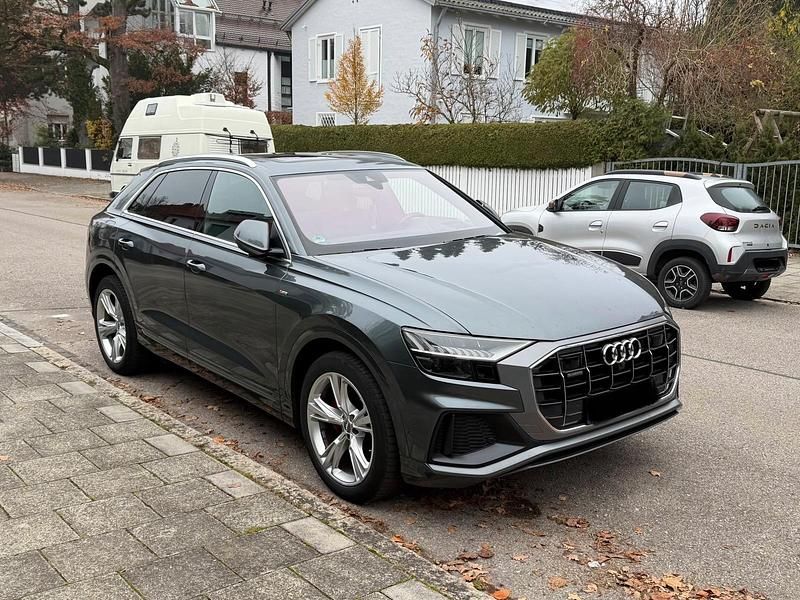 Grau Gebraucht 2019 Audi Q8 S-Line SUV | 48.900 € - Bild 1/4