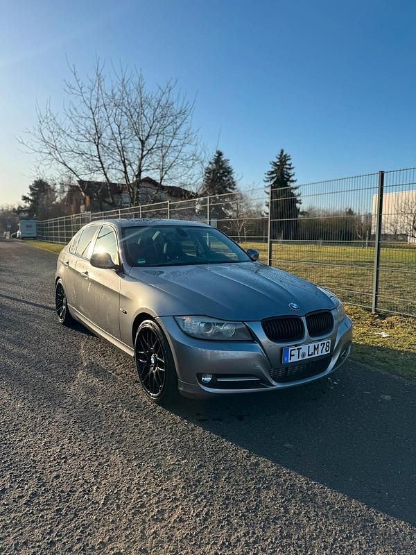 Grau Gebraucht 2011 BMW 335 Limousine | 13.500 € (Superpreis) - Bild 1/4