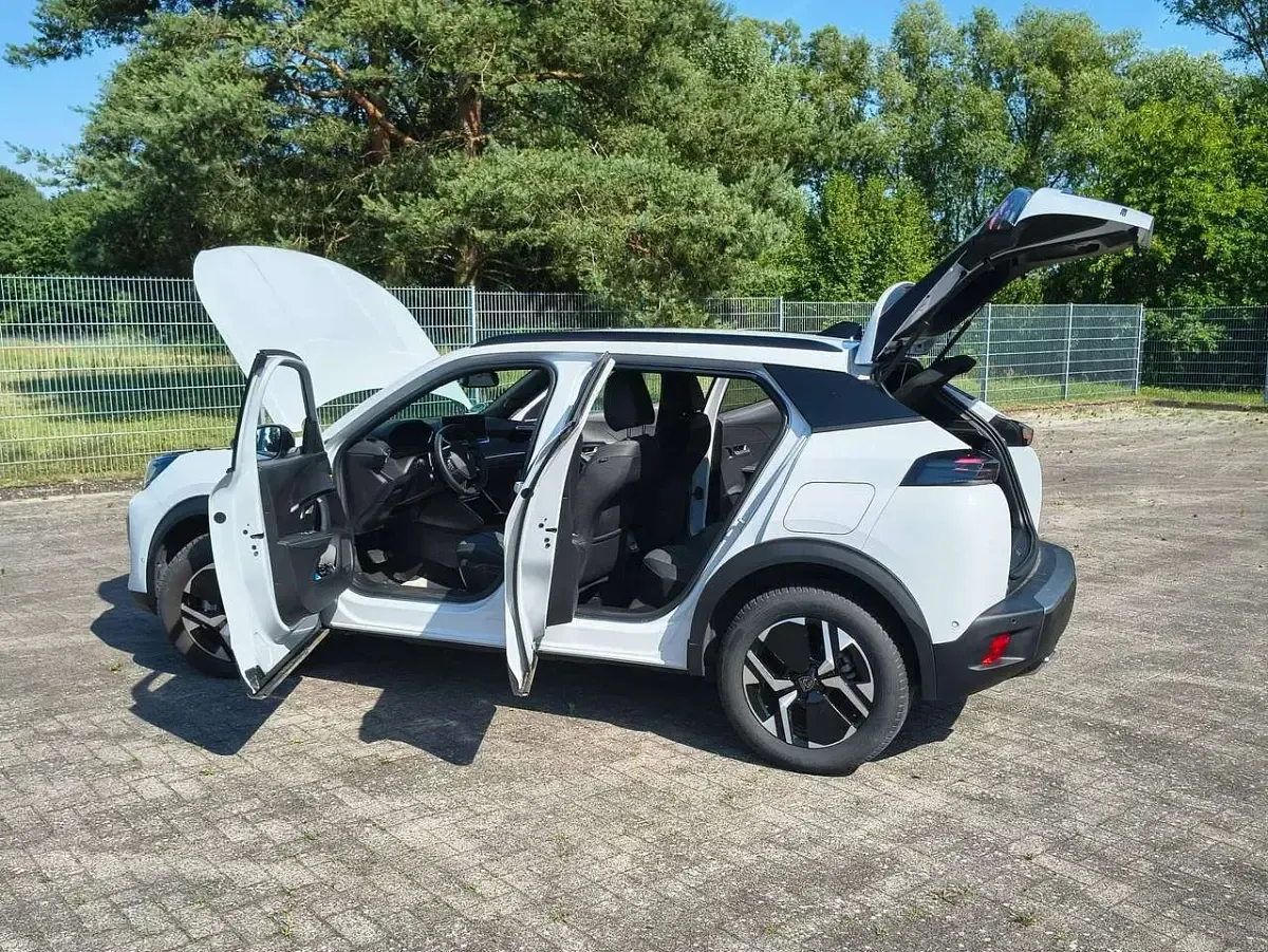 Gebraucht Peugeot 2008 Allure 131 PS (96 kW) 2024 Okenitweiss/ SUV