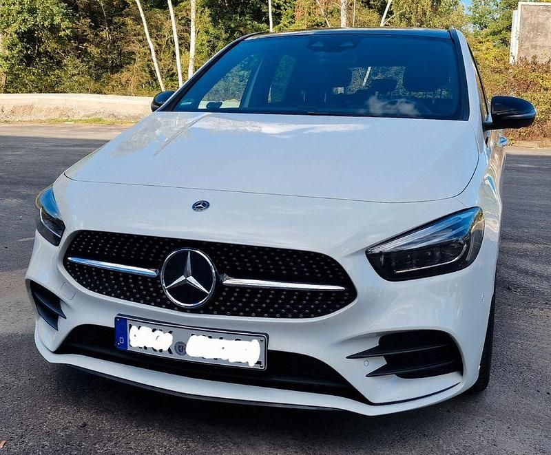 Weiß Gebraucht 2019 Mercedes B250 Van / Kleinbus | 22.990 € (Guter Preis) - Bild 1/4