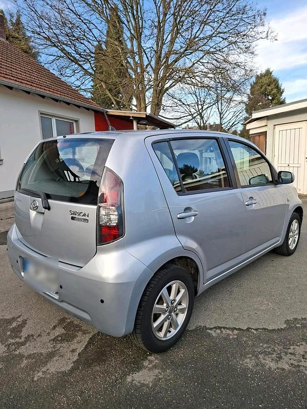 Gebraucht Daihatsu Sirion 90 PS (66 kW) 2011 Silber Kleinwagen