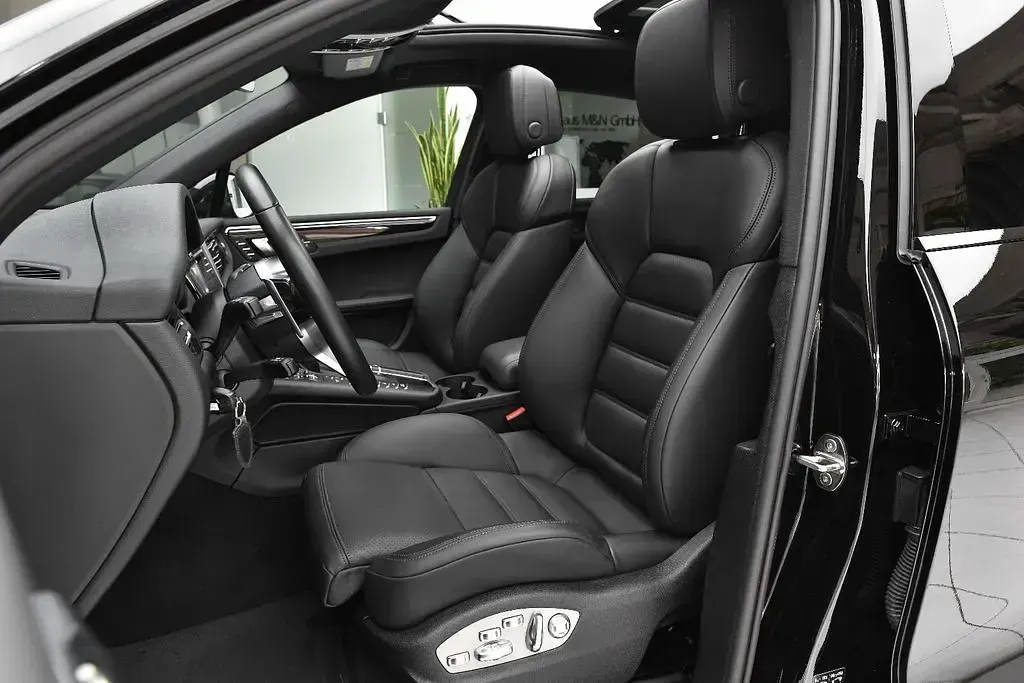 Gebraucht Porsche Macan S Chrono 354 PS (260 kW) 2021 Tiefschwarz SUV