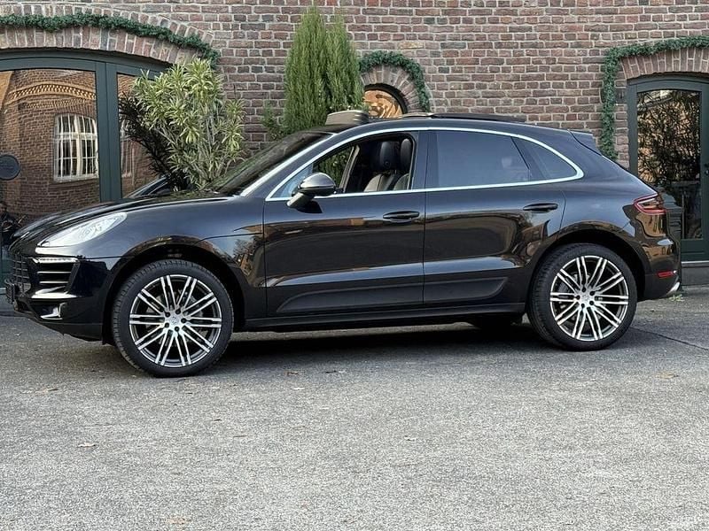 Tiefschwarzmetallic Gebraucht 2015 Porsche Macan Turbo SUV | 34.790 € (Teuer) - Bild 1/4