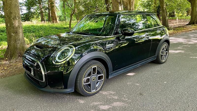Schwarz Gebraucht 2022 Mini Cooper SE Classic Kleinwagen | 17.900 € (Fairer Preis) - Bild 1/4