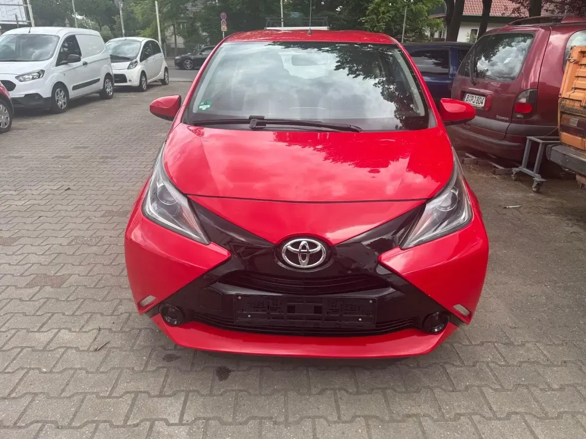 Gebraucht Toyota Aygo X-play 69 PS (50 kW) 2015 Rot Kleinwagen