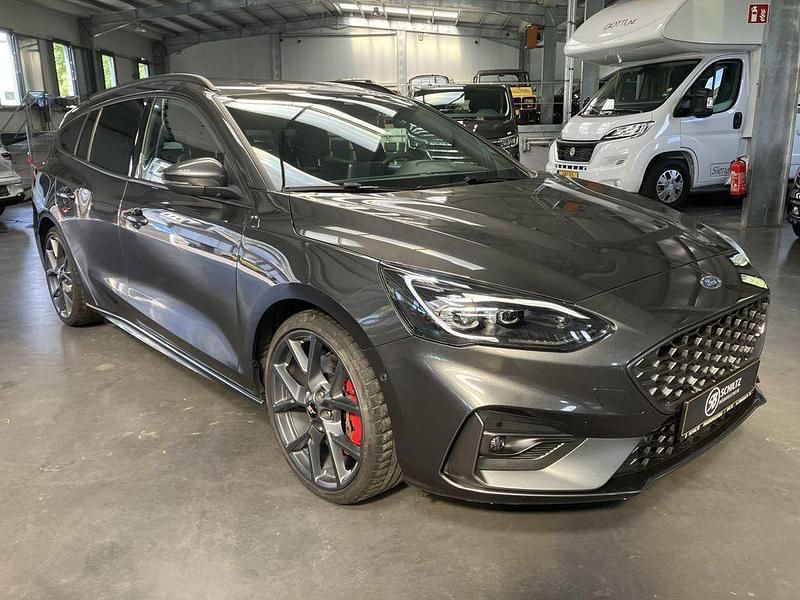 Grau Gebraucht 2021 Ford Focus ST Limousine | 25.990 € (Fairer Preis) - Bild 1/4