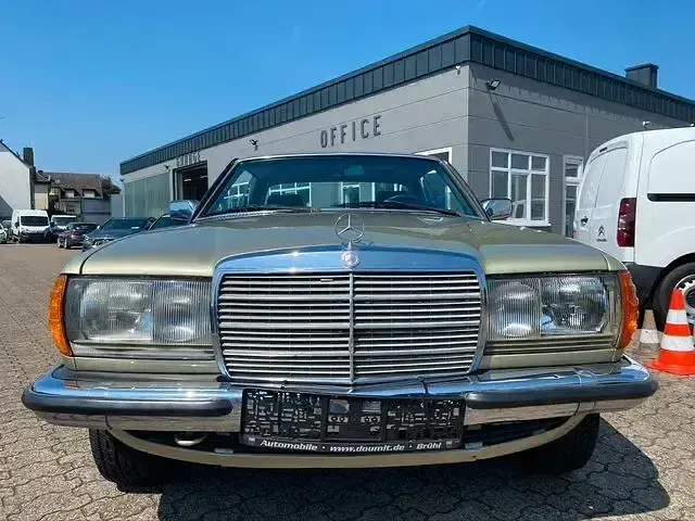 Gebraucht Mercedes 230 136 PS (100 kW) 1983 Grün Coupé