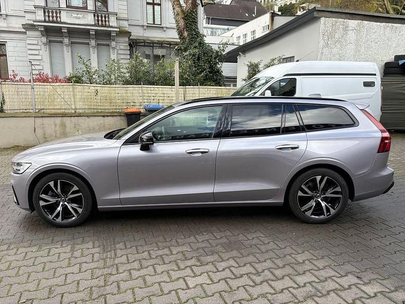 Gebraucht Volvo V60 Plus 197 PS (144 kW) 2025 Aurora silver / metallic Kombi