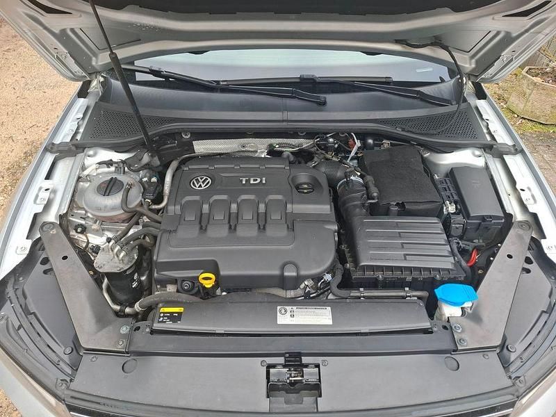 Silber Gebraucht 2016 VW Passat Comfortline Limousine | 10.000 € (Guter Preis) - Bild 1/4
