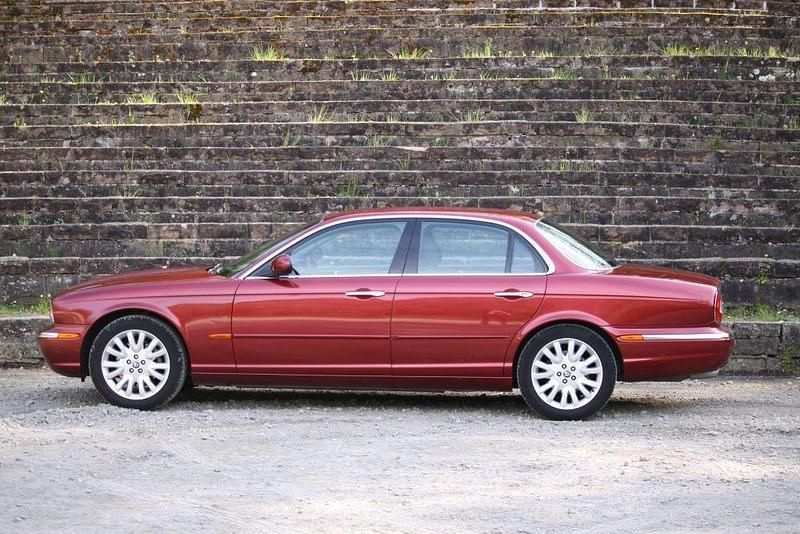 Używany Jaguar XJ8 298 KM (219 kW) 2003 Czerwony Sedan/Limuzyna