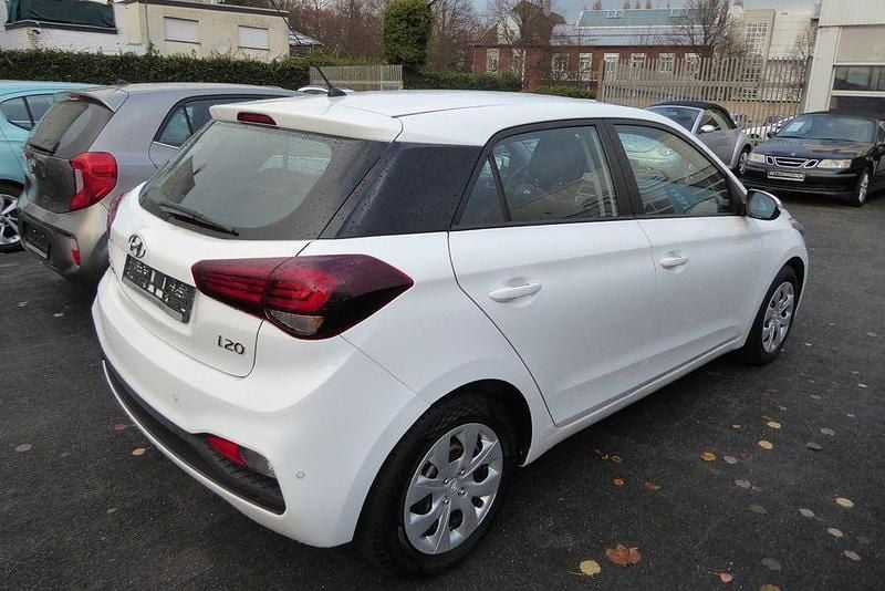 Gebraucht Hyundai i20 Select 75 PS (55 kW) 2019 Weiß Limousine