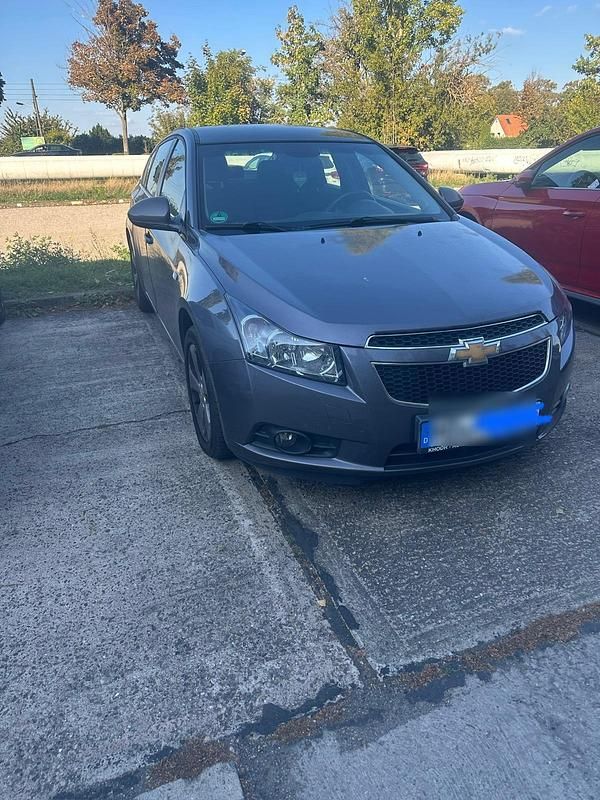 Grau Gebraucht 2012 Chevrolet Cruze Limousine | 3.200 € (Fairer Preis) - Bild 1/4
