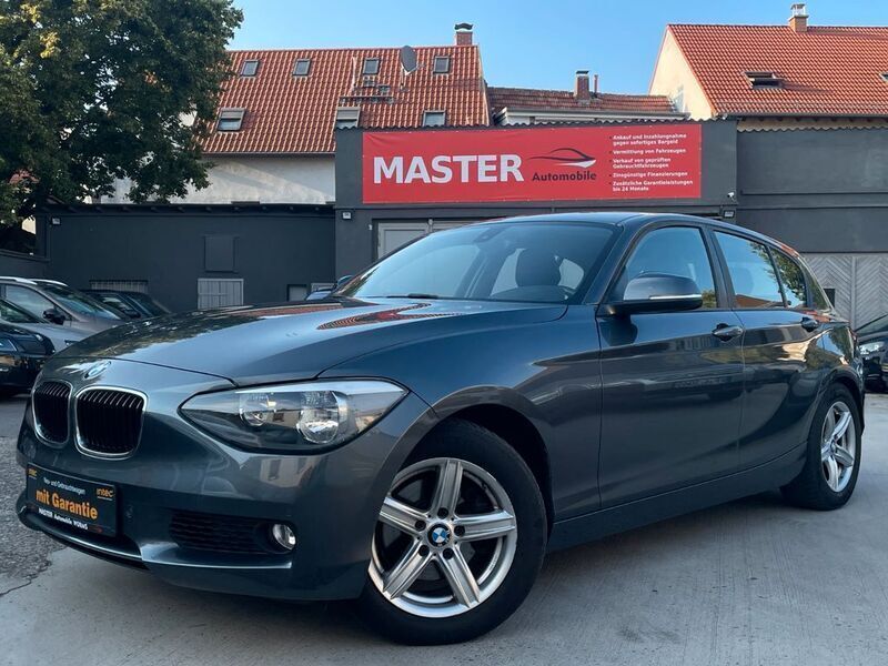 Grau Gebraucht 2011 BMW 118 Sport Line Kleinwagen | 10.490 € (Fairer Preis) - Bild 1/4