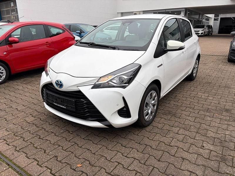 Weiß Gebraucht 2019 Toyota Yaris Hybrid Comfort Limousine | 11.995 € (Guter Preis) - Bild 1/4