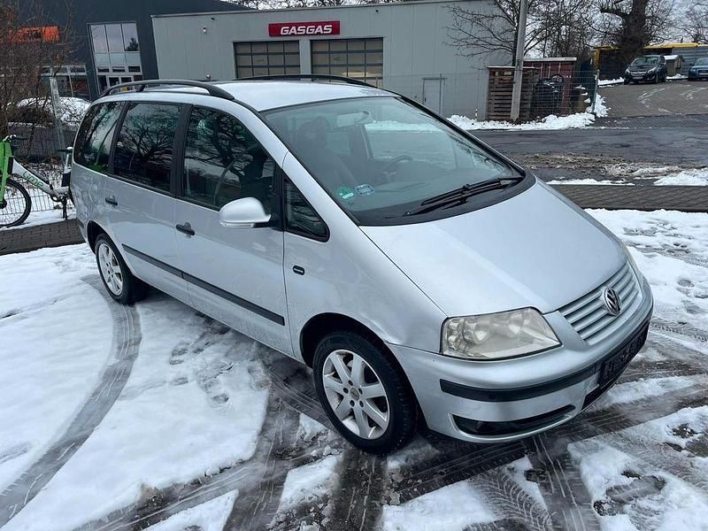 Second-hand VW Sharan 116 CP (85 kW) 2005 Argintiu Monovolum
