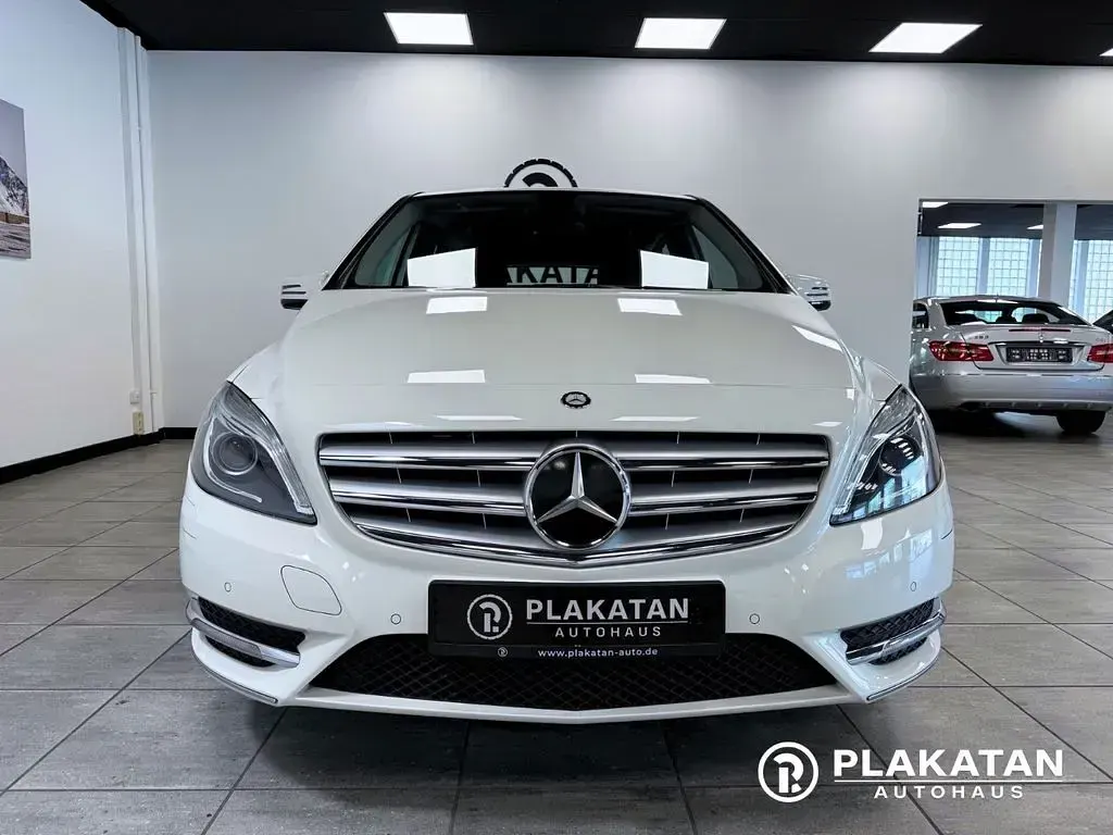 Gebraucht Mercedes B180 122 PS (89 kW) 2012 Weiß Van / Kleinbus