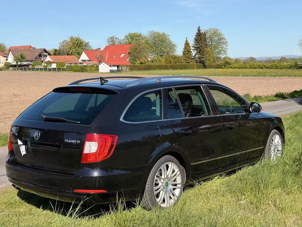 Używany Skoda Superb Elegance 170 KM (125 kW) 2012 Czarny Kombi