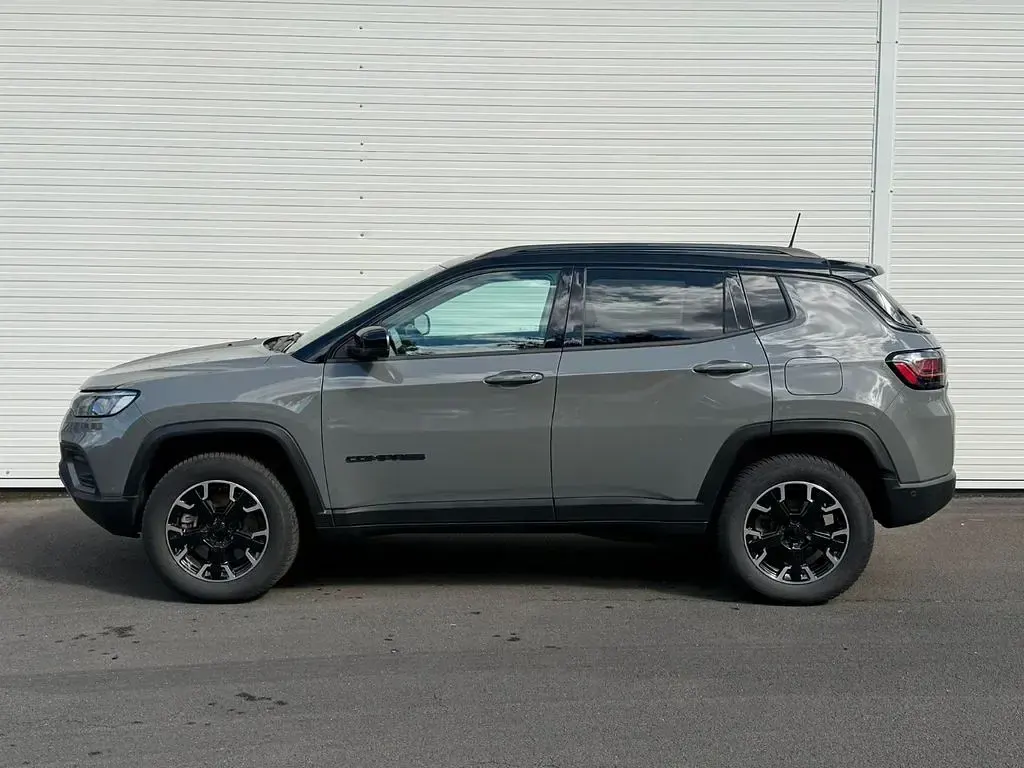 Gebraucht Jeep Compass 179 PS (131 kW) 2024 Grau SUV