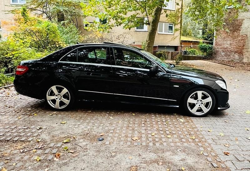 Gebraucht Mercedes E350 AMG 265 PS (194 kW) 2012 Schwarz Limousine