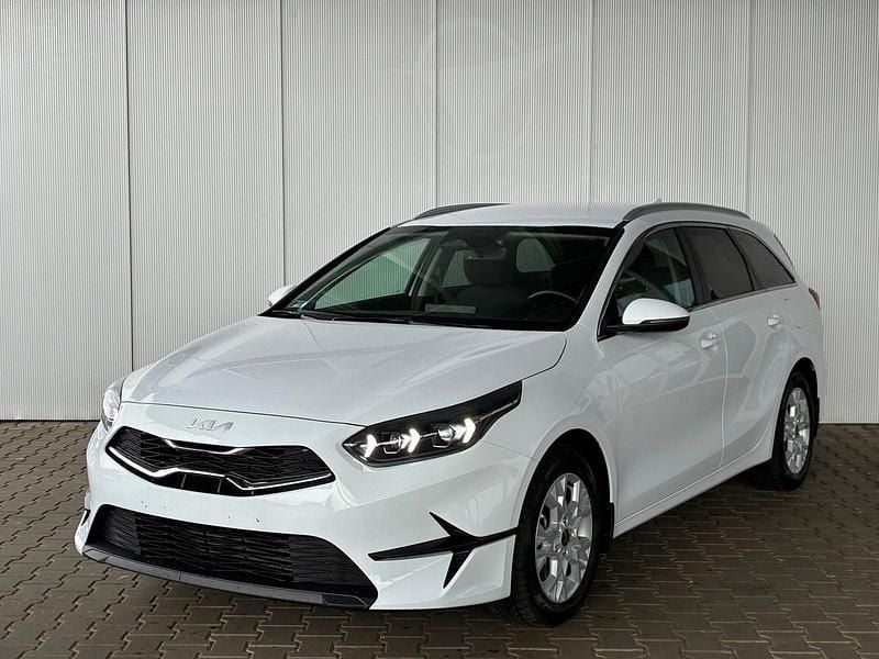 Deluxe white Gebraucht 2025 Kia Ceed Sportswagon Comfort Kombi | 23.423 € (Superpreis) - Bild 1/4