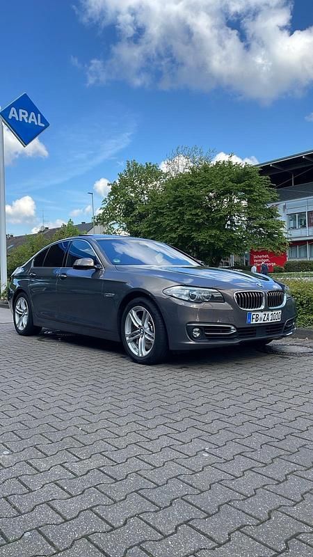 Grau Gebraucht 2015 BMW 550 Luxury Line Limousine | 23.990 € (Teuer) - Bild 1/4