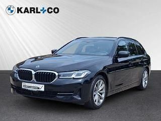 Black sapphire metallic (schwarz) Gebraucht 2022 BMW 520 Shadowline Kombi | 34.990 € (Etwas zu teuer) - Bild 1/4