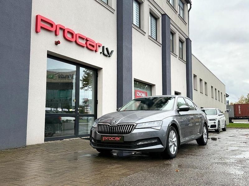 Grau Gebraucht 2023 Skoda Superb Ambition Limousine | 24.900 € (Superpreis) - Bild 1/4