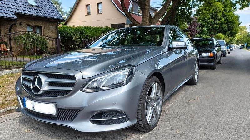 Grau Gebraucht 2015 Mercedes E200 Limousine | 14.700 € (Fairer Preis) - Bild 1/4
