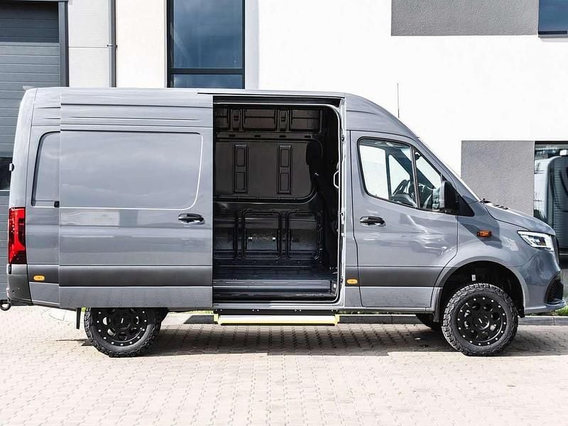 Neu Mercedes Sprinter AMG 190 PS (139 kW) 2025 Selenit grey Van