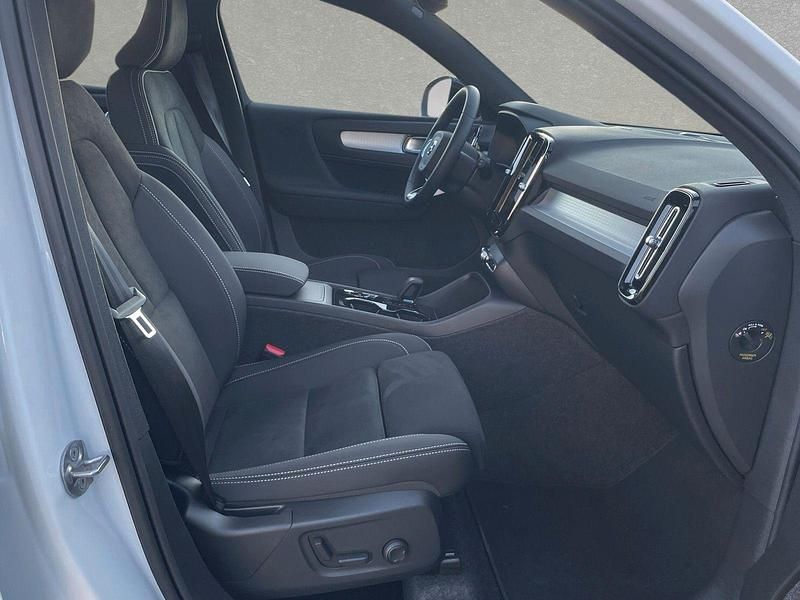Neu Volvo XC40 Plus 163 PS (119 kW) 2025 Crystal weiß perleffekt SUV