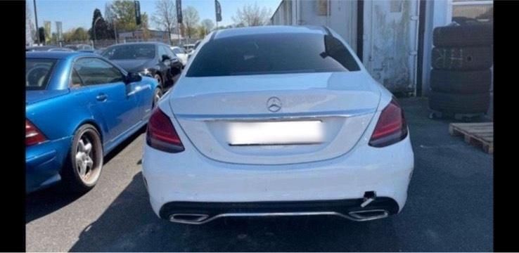 Weiß Gebraucht 2020 Mercedes C180 AMG line Limousine | 23.000 € - Bild 1/4